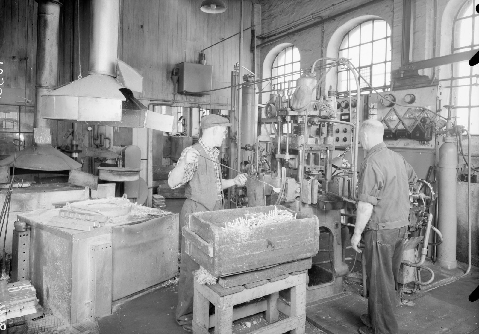 Laasefabrikken noen år før totalrenovering 2017: Trio Fabrikker / A/S De forenede norske Laase- og Beslagfabriker. CC BY-SA Teigen fotoatelier / DEXTRA Photo Galleribilde