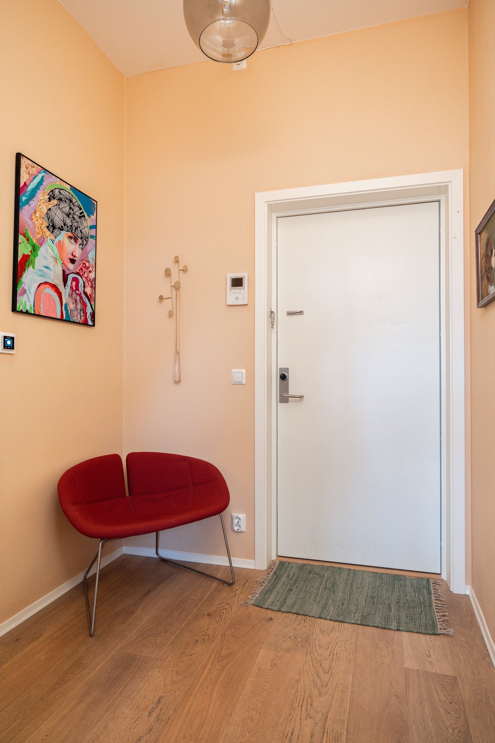 Romslig gang med plass til yttertøy. I tillegg har leiligheten både sportsbod i 1.etg og kjellerbod, begge av god størrelse. Galleribilde