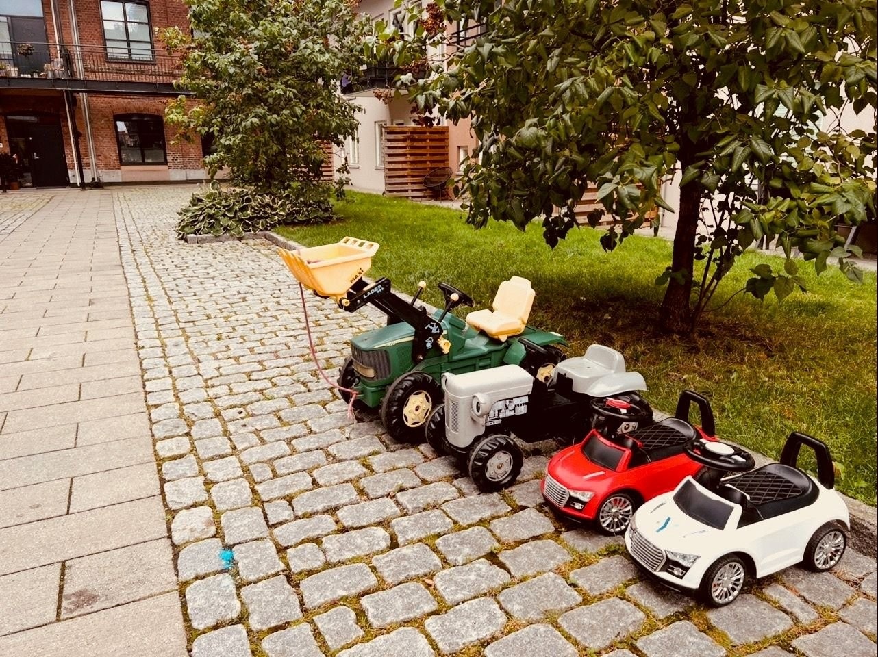 Muligheter å leie/kjøpe egen parkeringsplass med el-lader i kjeller med tilgang fra 5.etg via heis. Nåværende eier leier garasjeplass, og sameiet har forkjøpsrett når plasser legges ut til salgs. Ellers er det felles sykkelrom, beboerparkering i gata. Galleribilde