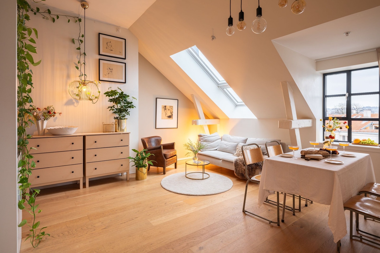 Med skråtak og takhøyde på over 3 meter oppleves leiligheten svært romslig og lys. Galleribilde