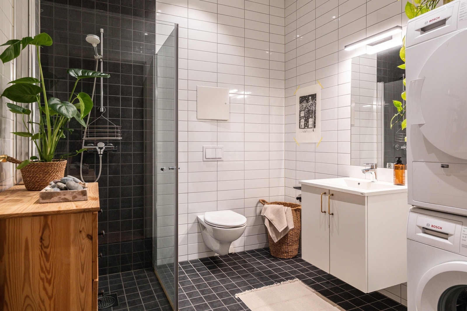 Stort bad fra 2017 med plass til vaskemaskin og tørketrommel samt oppbevaringsmøbler. Galleribilde