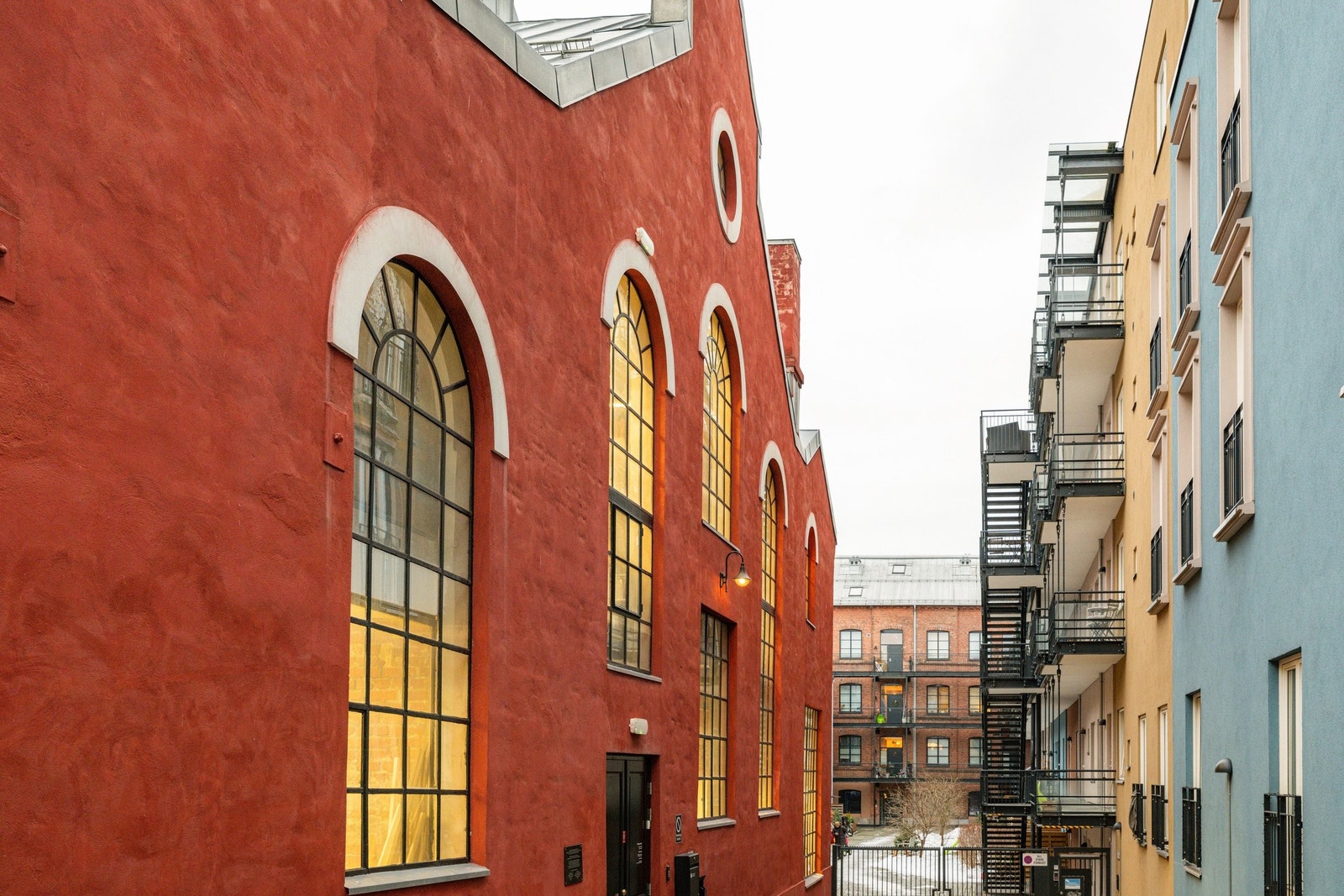 Inngang fra Seilduksgata. Til venstre www.fellesverkstedet.no. Ideell organisasjon som tilbyr rimelige produksjonsfasiliteter for de som lever av å lage ting. De har verktøy, maskiner, erfaring og arbeidsplass om det skulle ønskes. Galleribilde