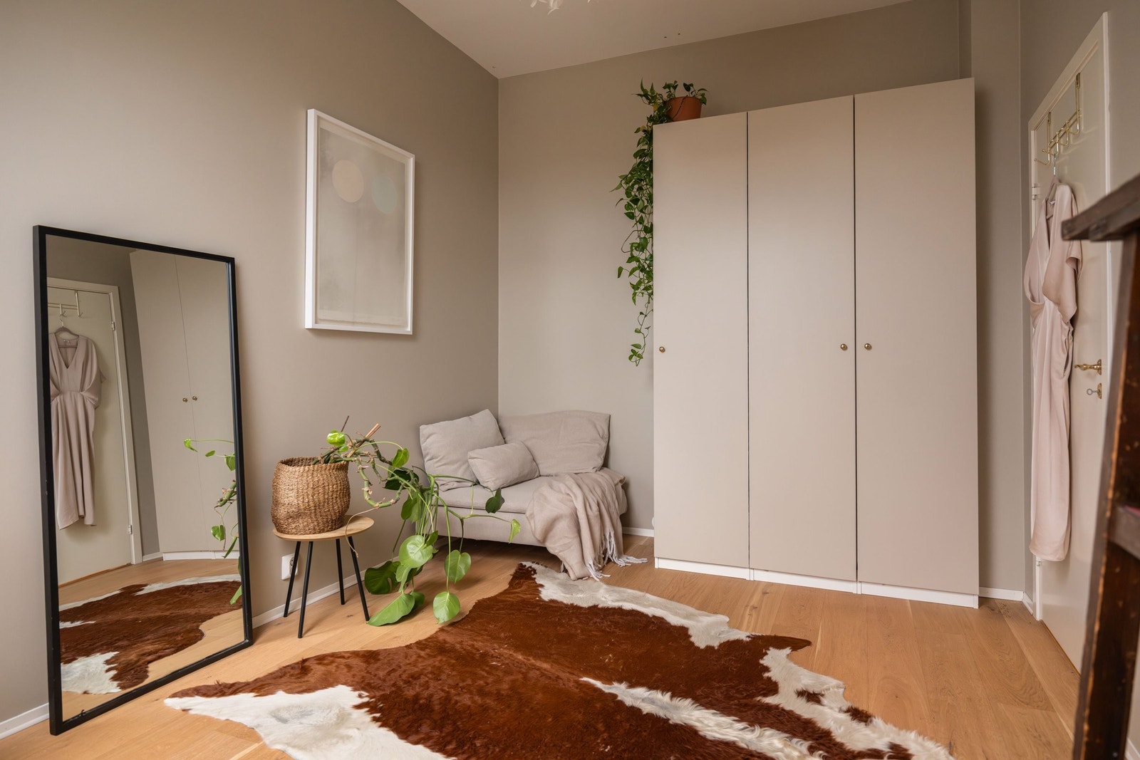 Her er det god plass, både til skap og eventuelt et skrivebord om man skulle ville jobbe hjemmefra. Galleribilde