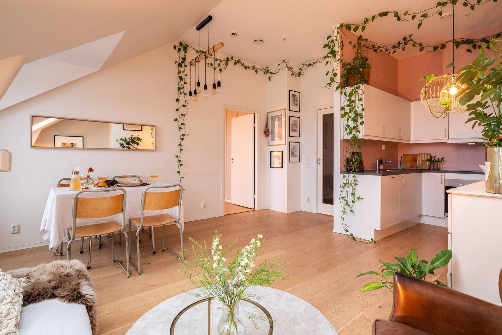 Leiligheten har enstavs parkett i eik fra 2017 Galleribilde