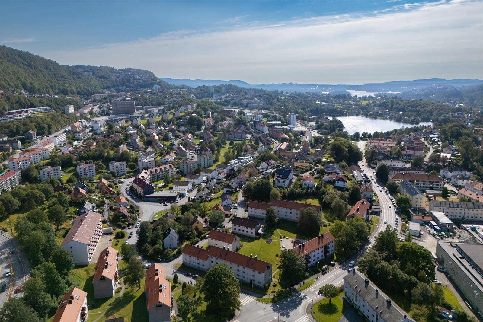 Oversiktsbilde over nærområde. Butikken ligger like ved. Sletten senter og Tveitevannet en kort tur gjennom Birkeveien. Busstopp like bak blokken. Galleribilde