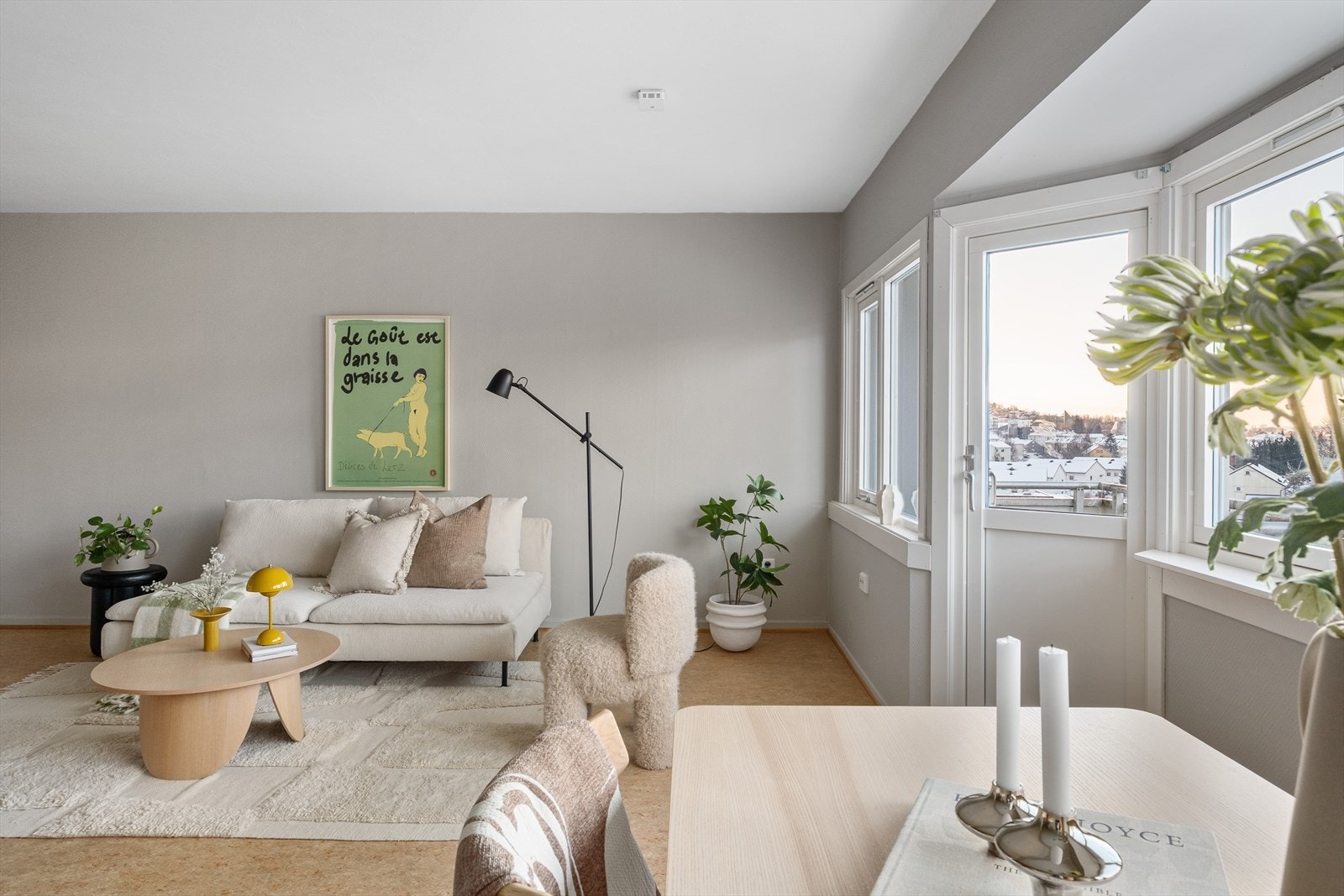 Lys og innbydende stue med vinduer som gir rikelig med naturlig lys. Galleribilde