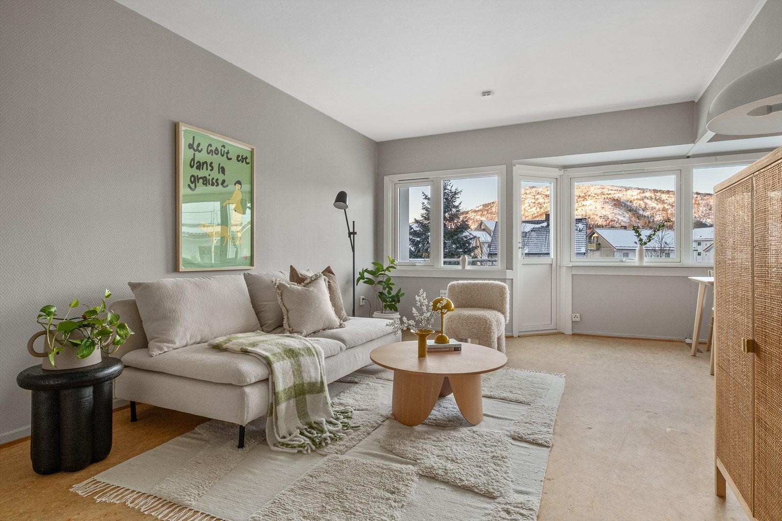 Lys og fin stue med utgang til balkong med gode solforhold. Galleribilde