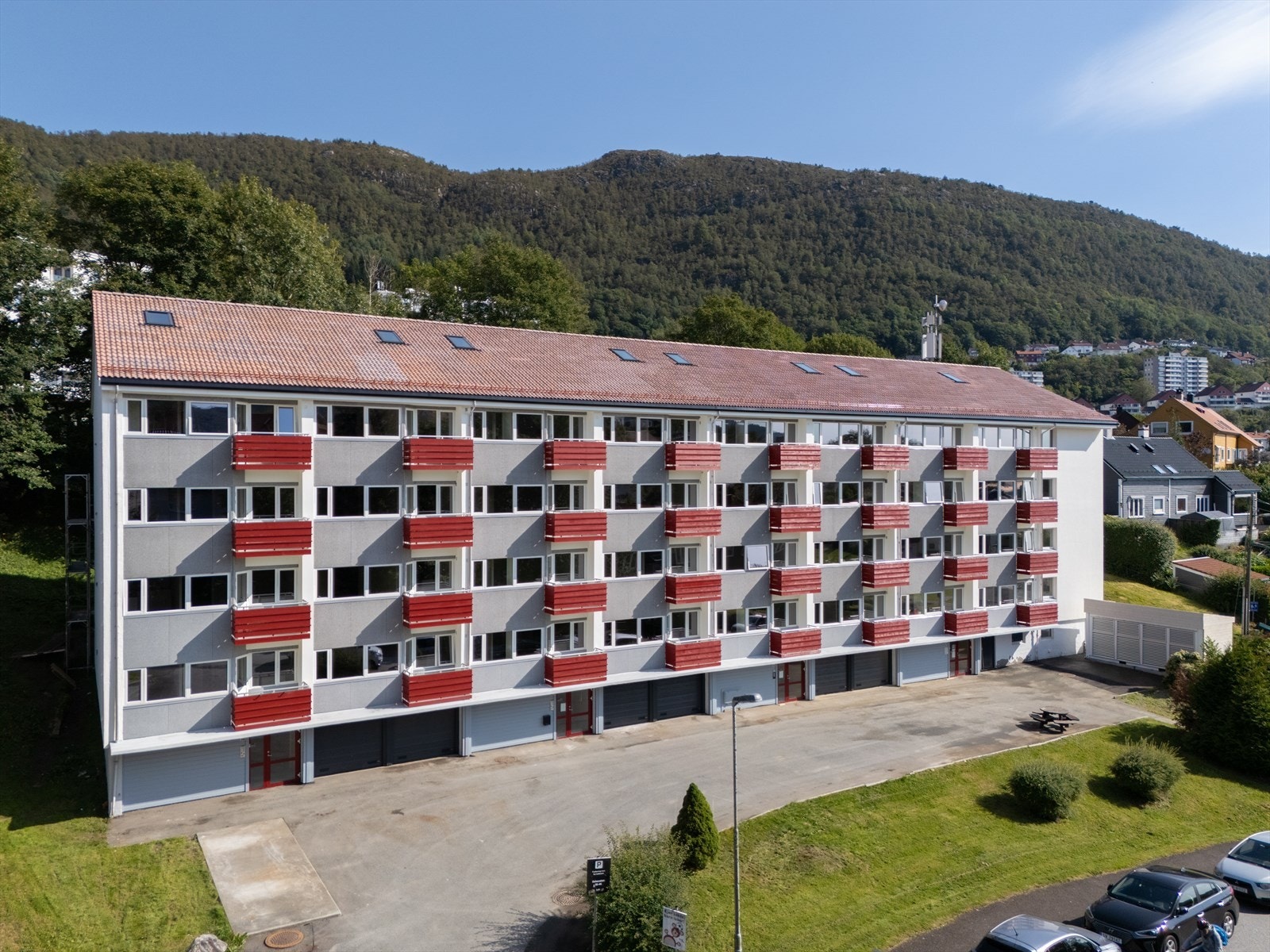 Mulighet for å kjøpe garasje til bil eller MC i borettslaget. Undersøk med megler om tilgjengelighet på plassene. Galleribilde