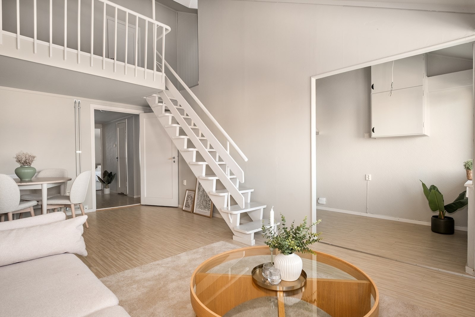 Lys og romslig leilighet med delvis åpen kjøkkenløsning, ideell for sosialt samvær og avslapning. Galleribilde