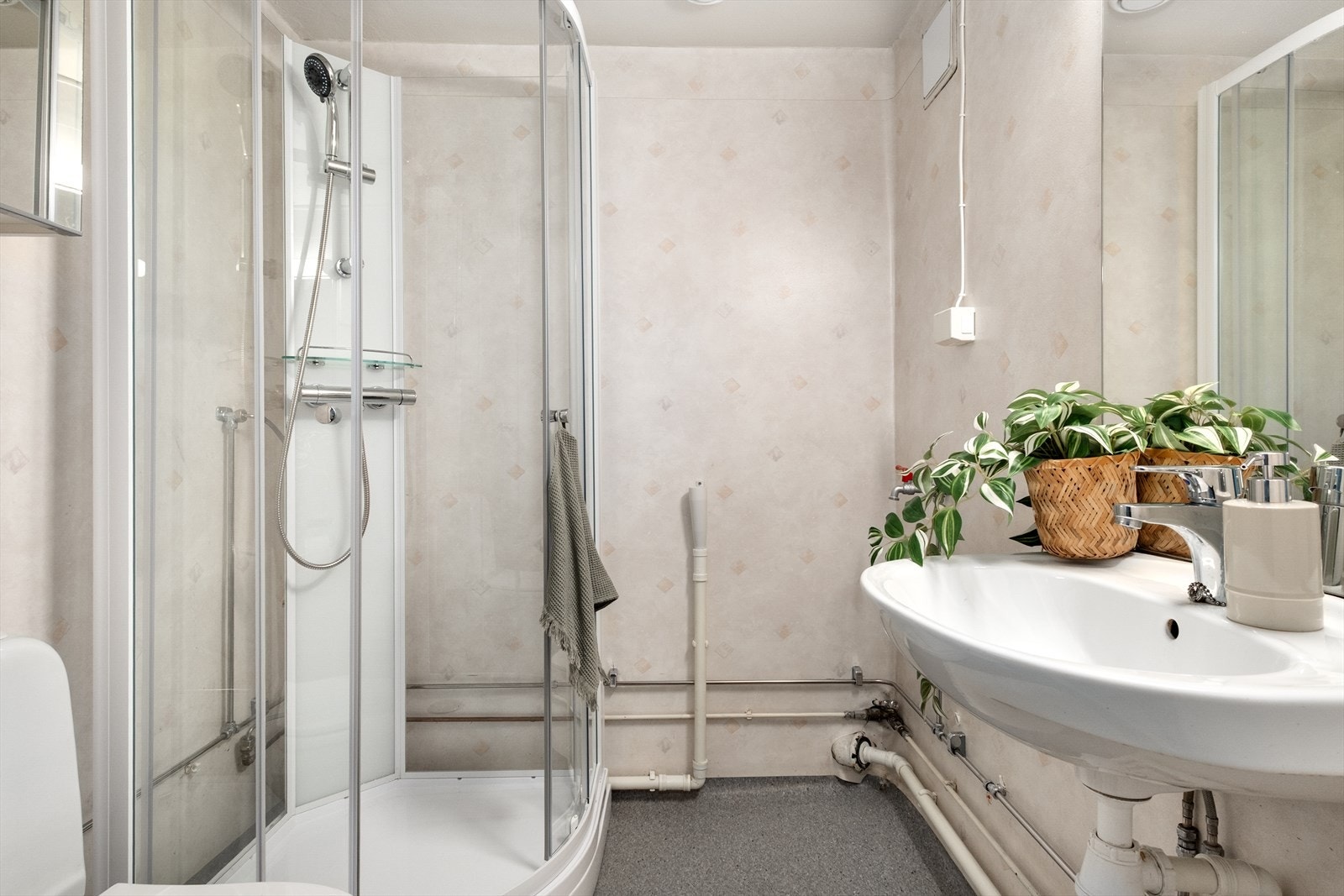 Bad med dusjkabinett, servant og speil. Opplegg for vaskemaskin. Galleribilde