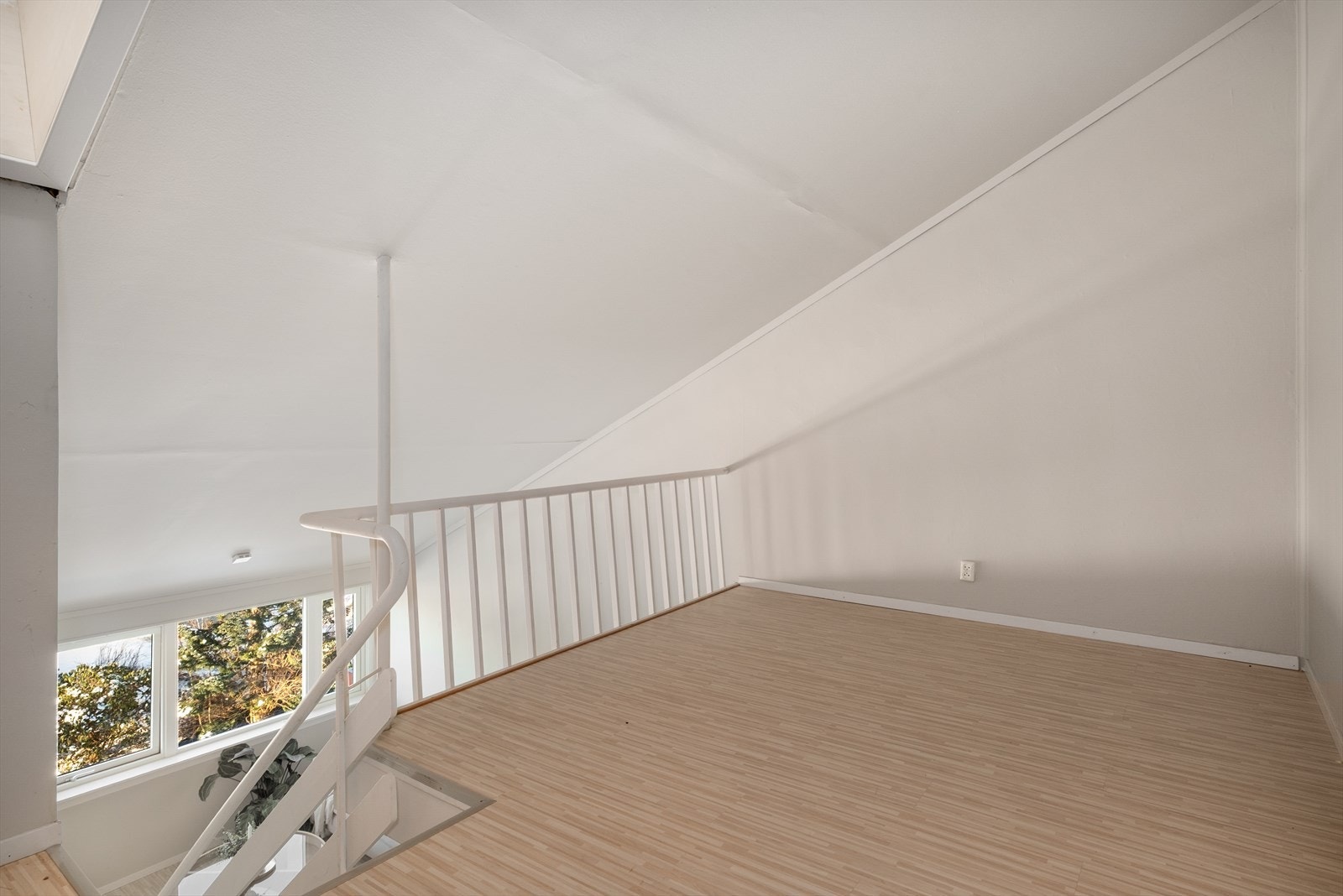 Hems med mange bruksmuligheter. Inngang fra hems til meget romslig bod. Galleribilde