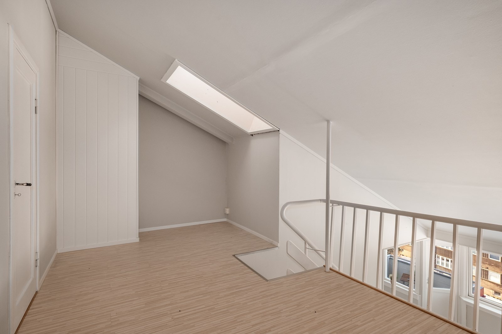 Luftig hems med vindu. Perfekt for en koselig lesekrok, kontor eller avslapning. Galleribilde