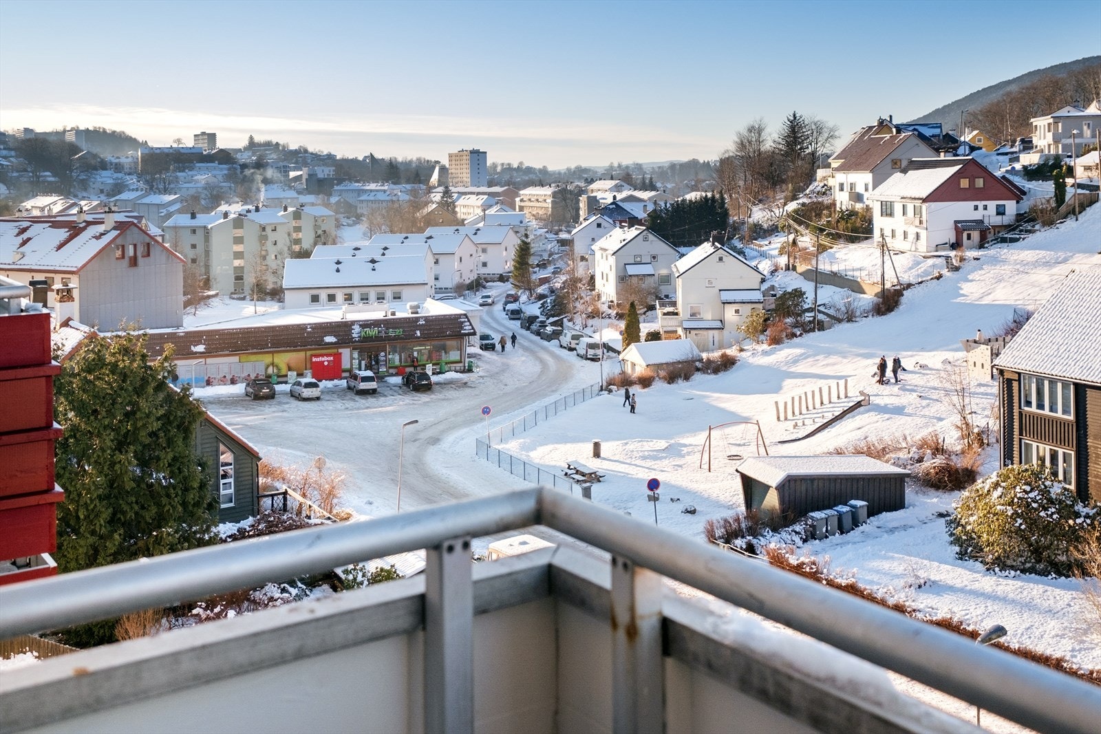 Vestvendt balkong med ettermiddagssol. Galleribilde