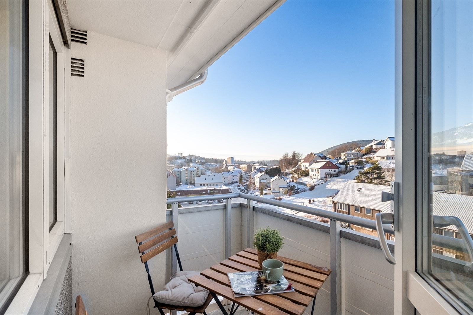 Vestvendt balkong med fin utsikt. Galleribilde