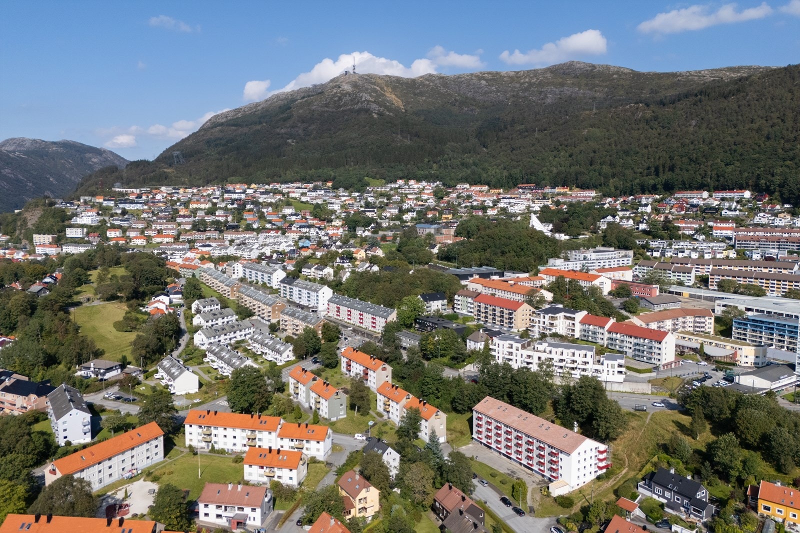 Buss til sentrum er få skritt unna, og du kan spasere eller sykle til store arbeidsplasser som Haukeland universitetssjukehus og Høgskulen på Vestlandet. Galleribilde