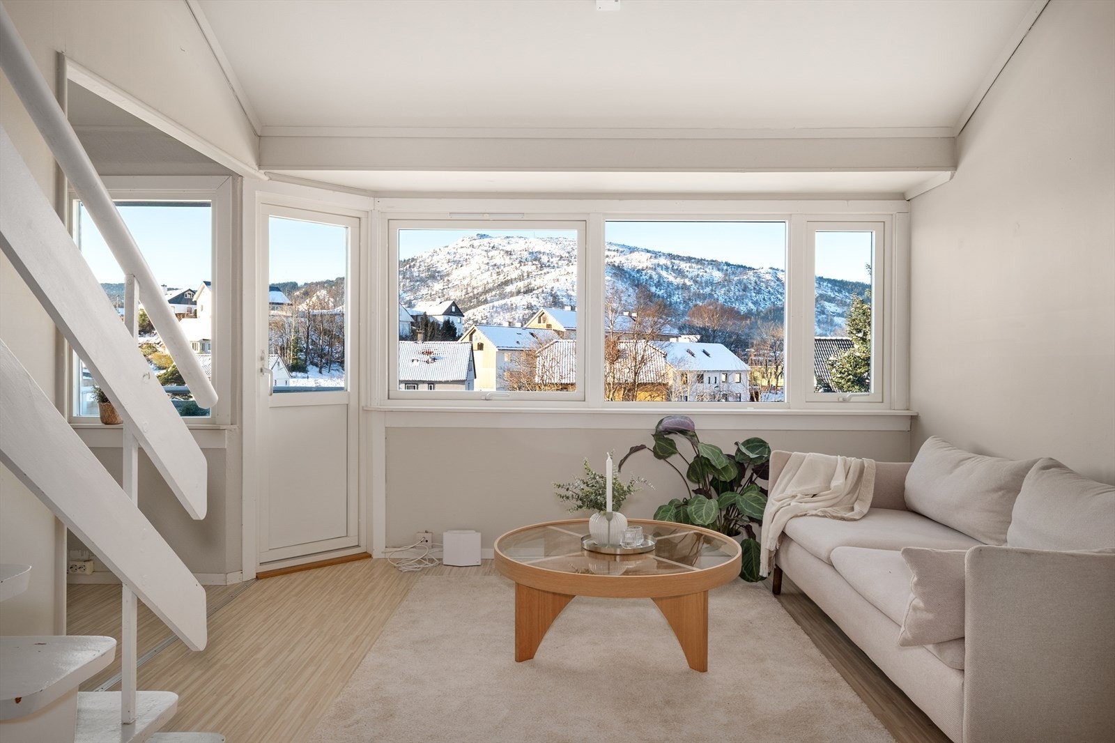 Lys og innbydende stue med vinduer som gir rikelig med naturlig lys. Galleribilde