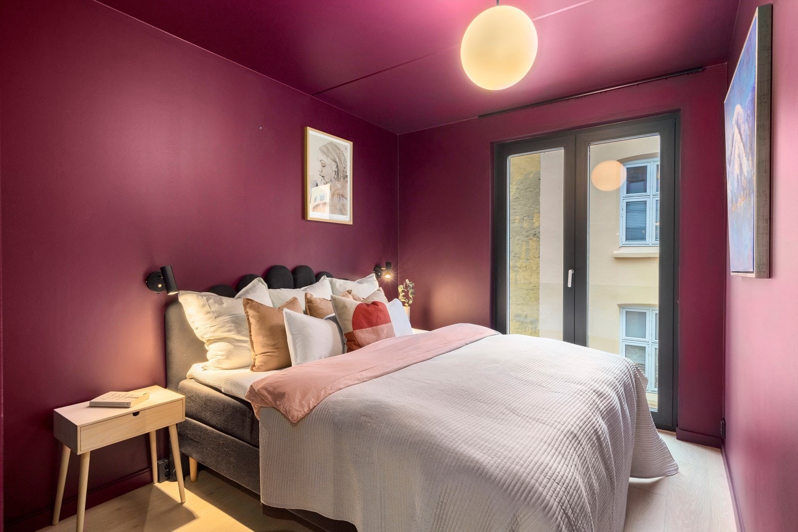 Takhøye vinduer slipper inn rikelig med lys, og gir en behagelig atmosfære. Utsikt mot øvrig bebyggelse og fellesarealer med lite innsyn. Galleribilde