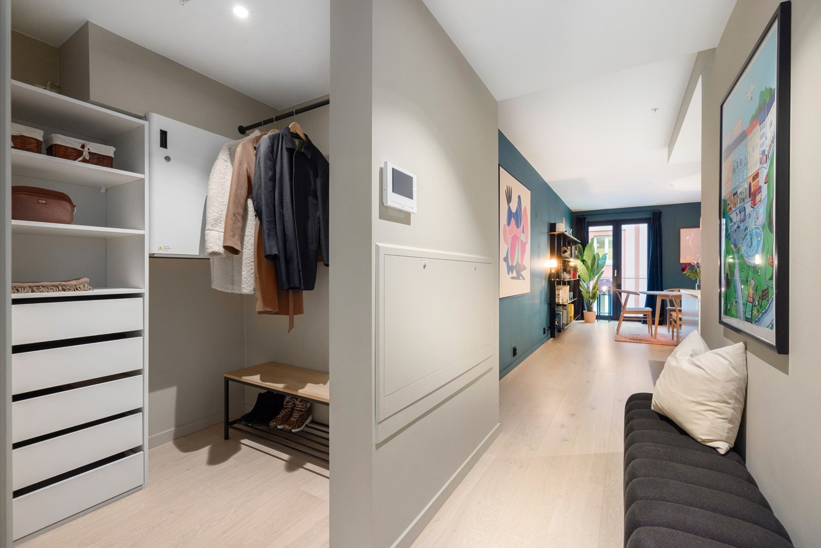 Entré hvor man har godt med oppbevaring, skjult for innsyn fra stuen. Leiligheten disponerer også en bod i kjeller. Galleribilde