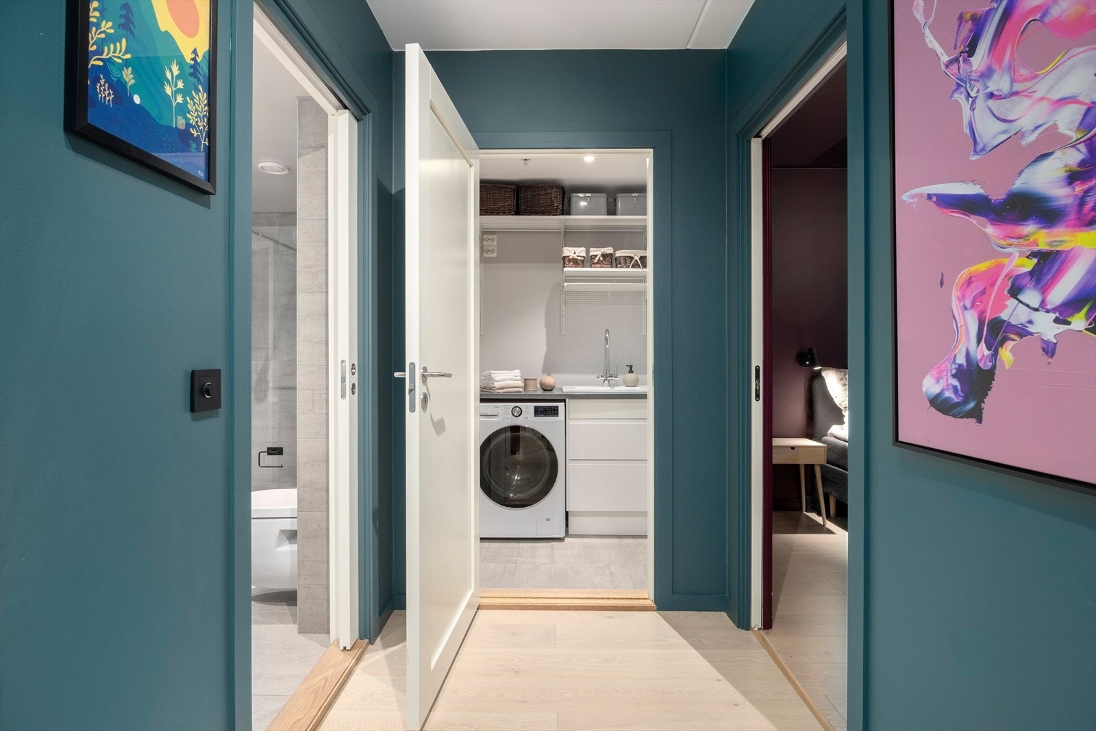 Vaskerom, soverom og bad sett fra kjøkken. Soverom og bad har praktiske skyvedører for optimal plassutnyttelse. Galleribilde
