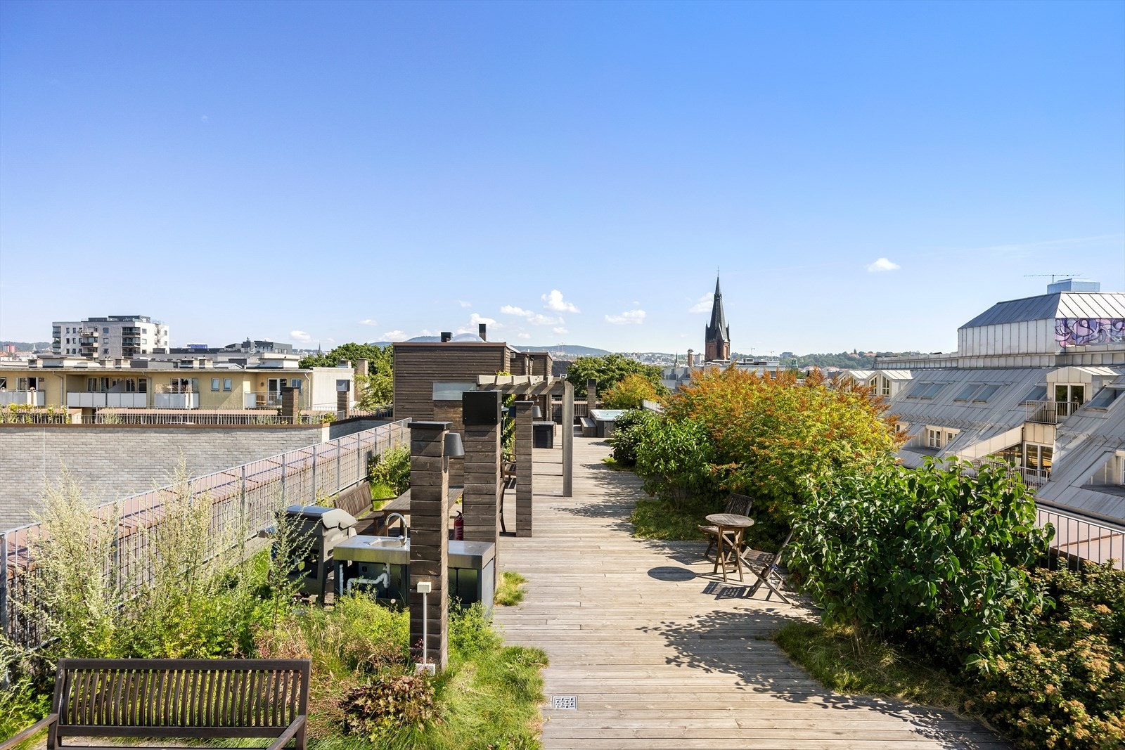 Her har man fasiliteter som jacuzzi, badstue, motstrømsbasseng, utedusj og grillområde. Galleribilde
