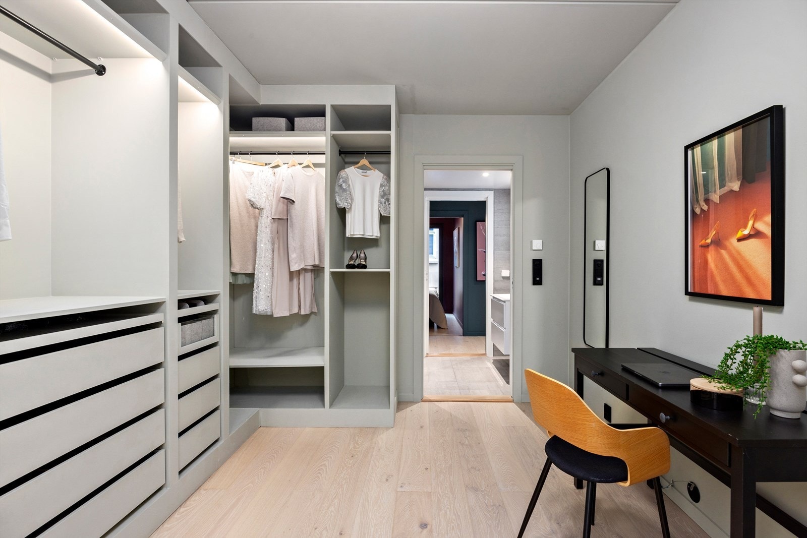 Alle soverommene har 1-stavs eikeparkett på gulv, malt himling og malte, slette vegger. Galleribilde