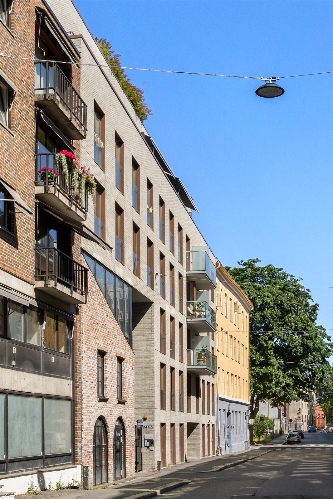 Leiligheten har fire vinduer med fransk balkong ut mot Mariboes Gate Galleribilde