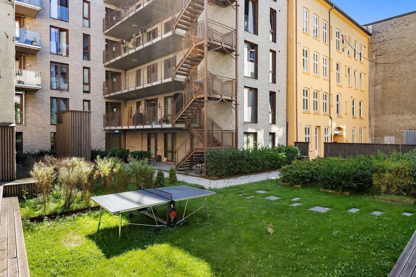 Rømningstrapp via bakgård. Det finnes også sykkelparkering i bakgård og i kjeller. Galleribilde