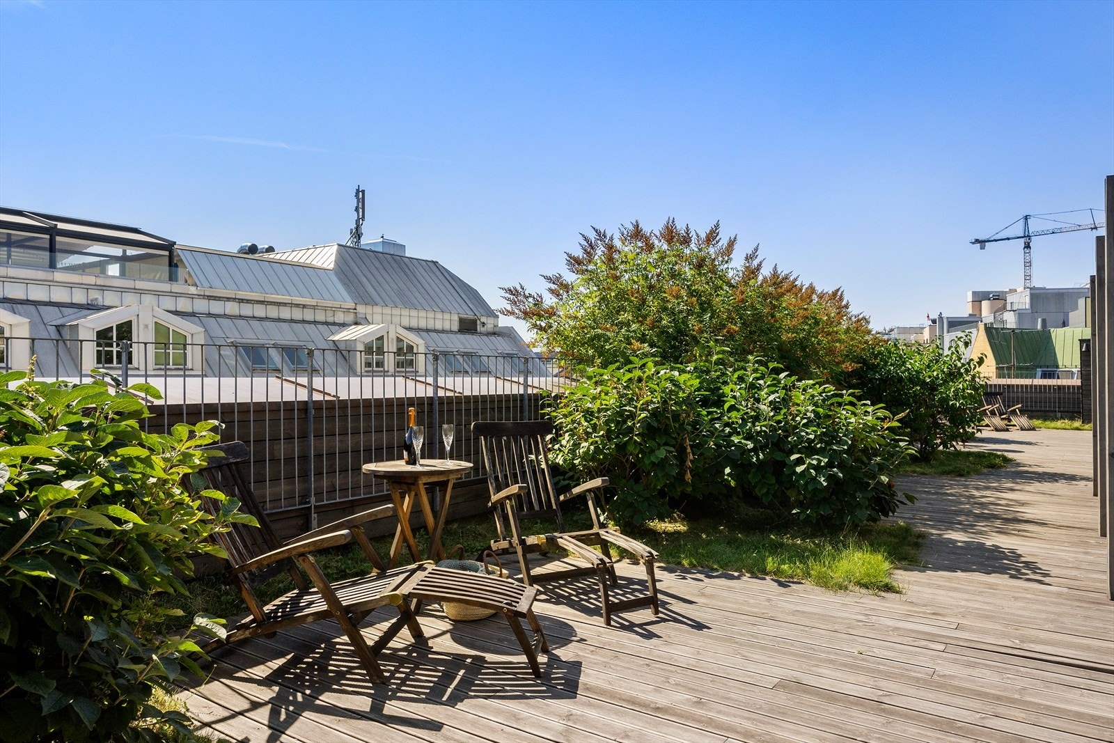 Takterrassen har en frodig beplantning som skaper fine soner for avslapping og sosiale sammenkomster. Galleribilde