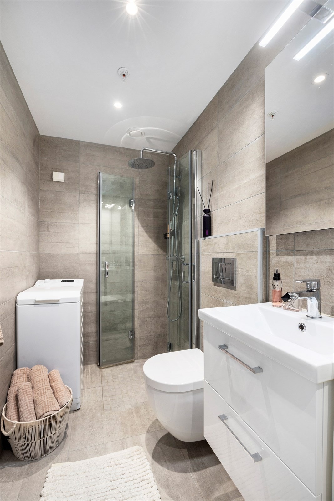 Dusjsone med fast glassvegg. Det er både takdusj og hånddusj samt ettgreps dusjarmatur. Galleribilde