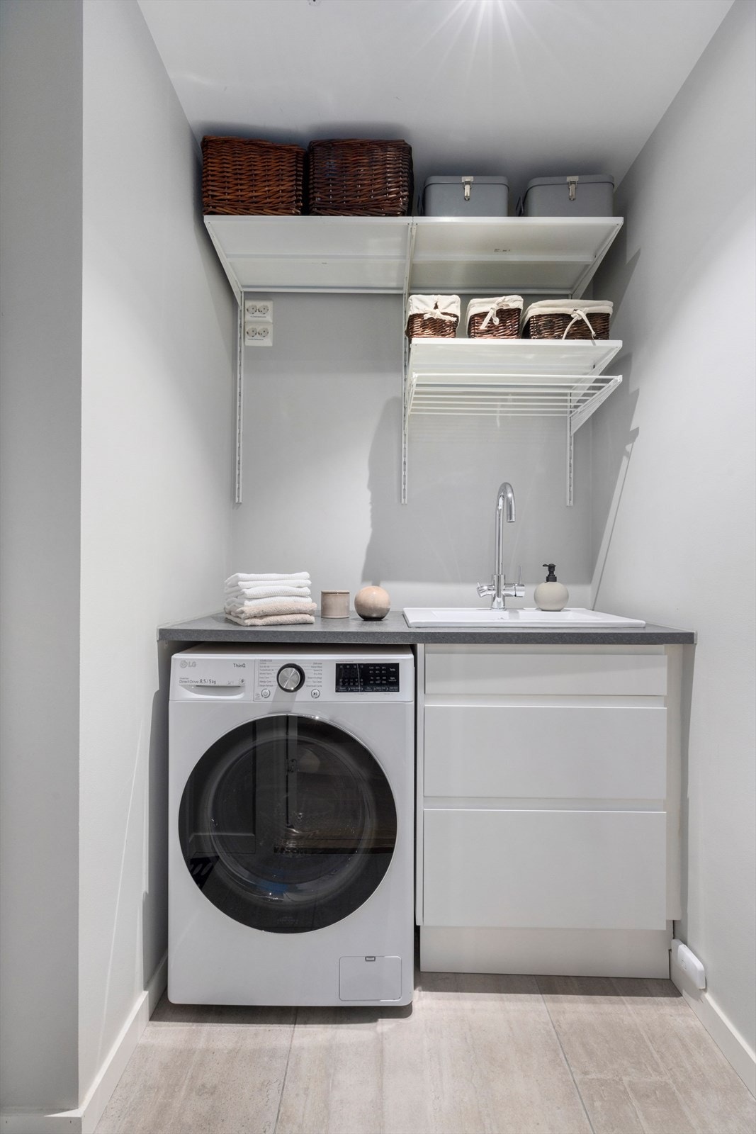 Meget behagelig og praktisk vaskerom med opplegg for og plass til vaskemaskin og tørketrommel. Galleribilde