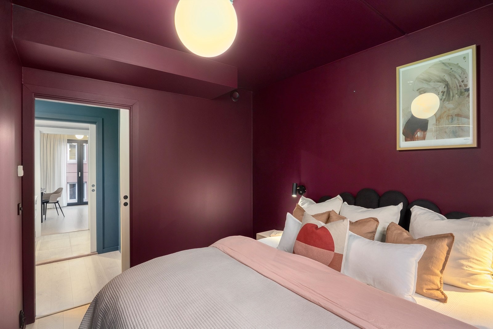 Hovedsoverommet har god plass til dobbeltseng og tilhørende møblement. Galleribilde