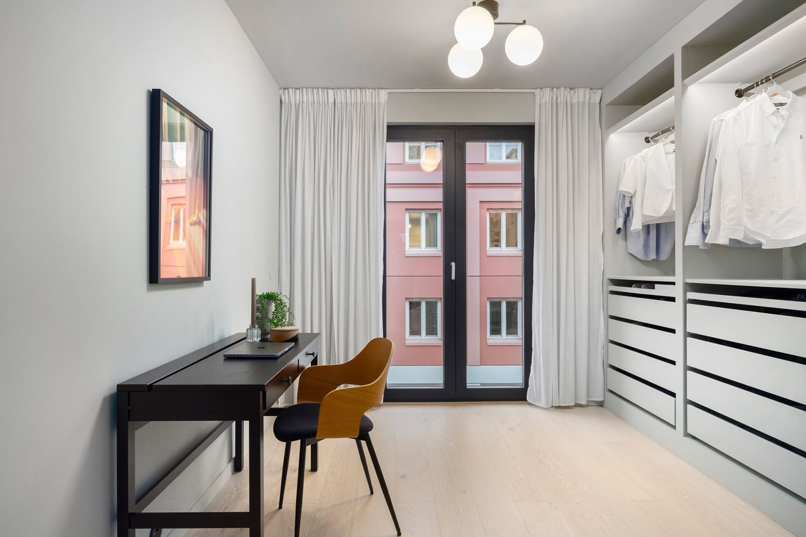 Det tredje soverommet, som opprinnelig er hovedsoverommet, brukes i dag som kontor og walk in closet med plassbygd og innholdsrik garderobe Galleribilde