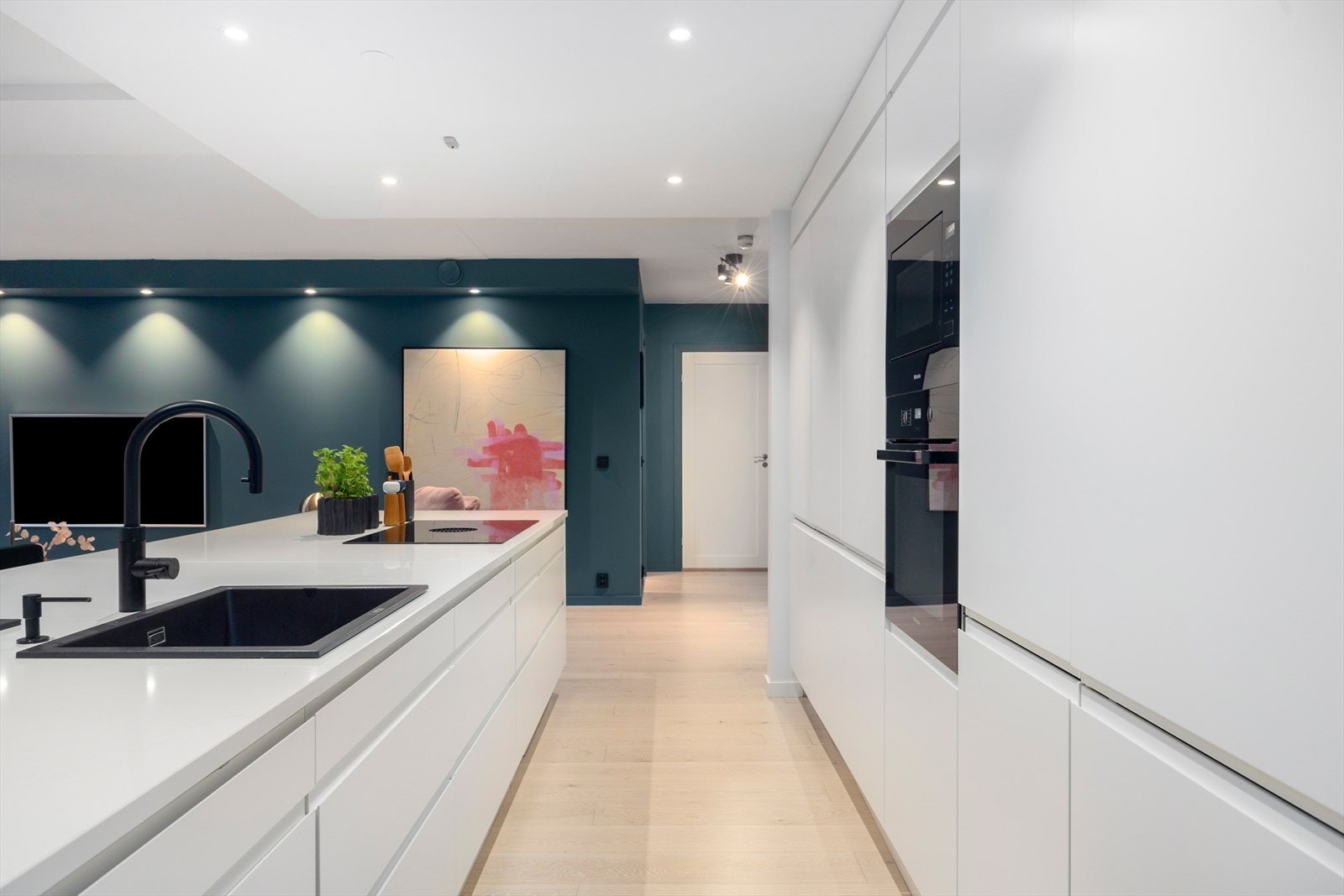 Det er montert lekkasjestopper i kjøkkenbenken og blandebatteri fra Quooker med kokende vann-funksjon Galleribilde