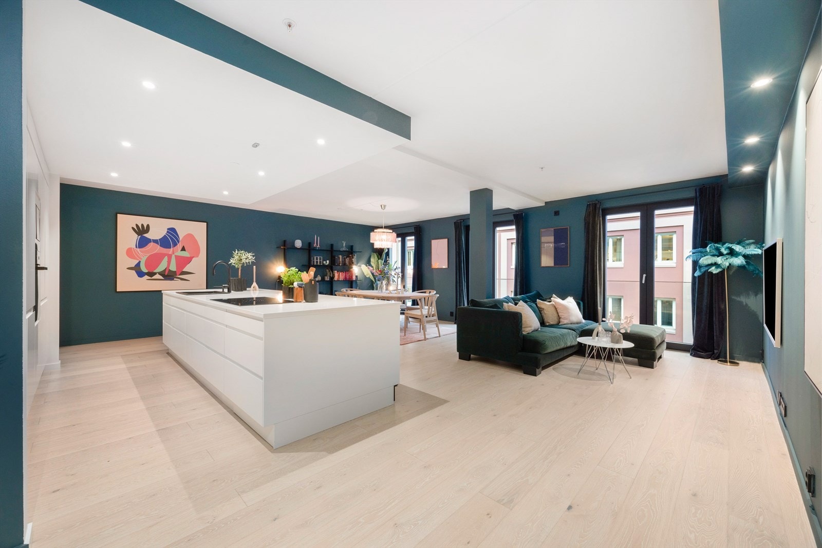 Her blir du møtt med noen ordentlig gode, takhøye vindusflater, som slipper inn rikelig med naturlig lys. Galleribilde