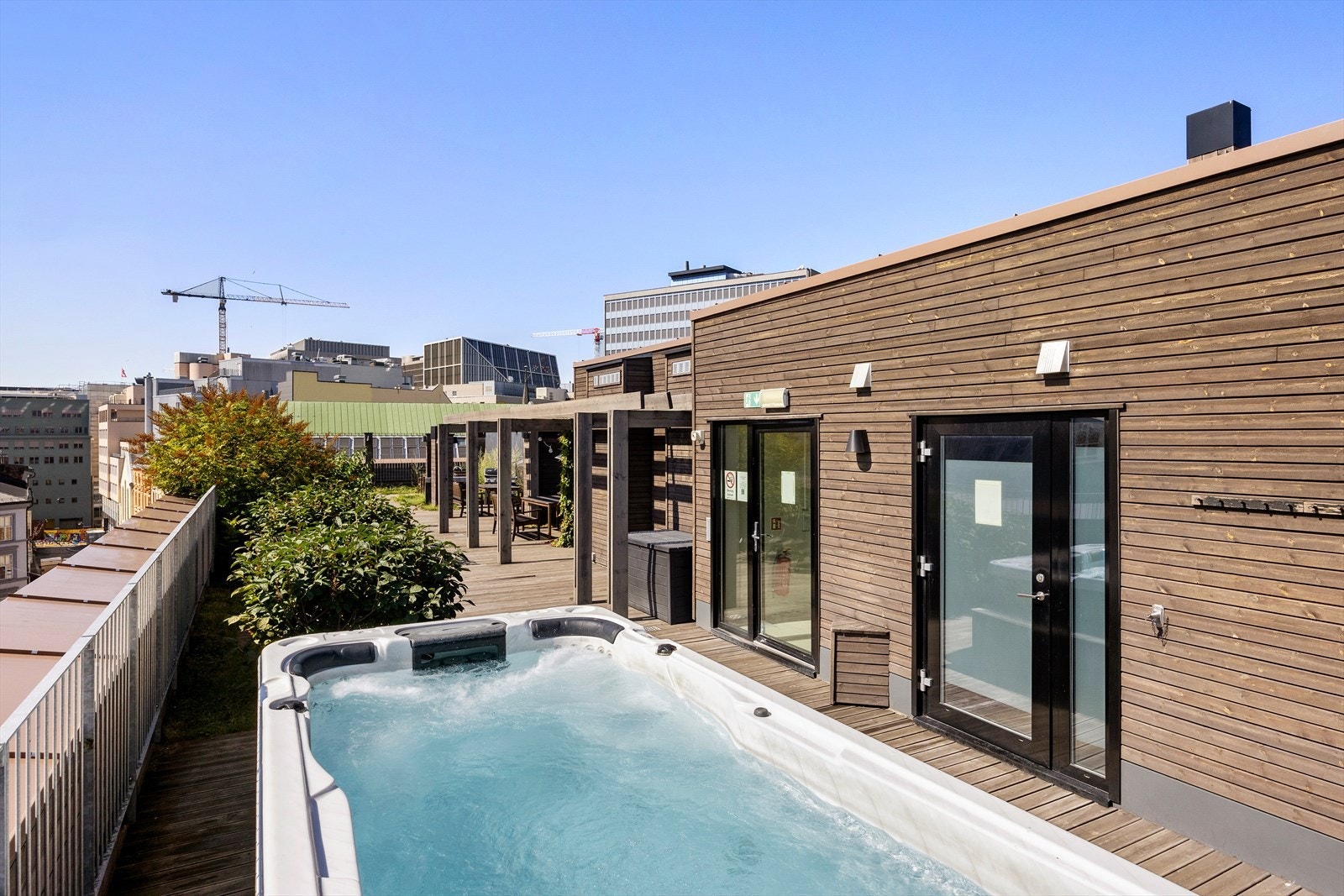 Jacuzzi og motstrømsbasseng - et sjeldent og eksklusivt tilbud som gir gode rammer for både avslapning, trening og sosiale sammenkomster. Galleribilde