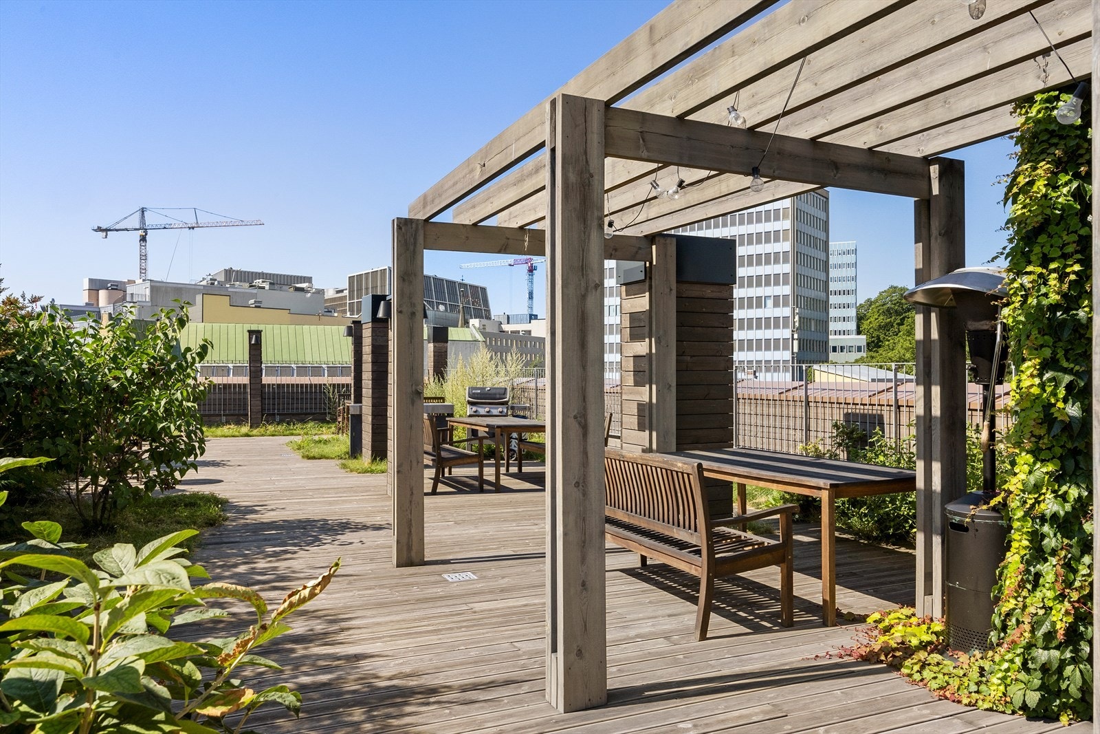 Borettslagets takterrasse byr på to griller og to utekjøkken med innlagt vann, og tilhørende sittegrupper. Galleribilde