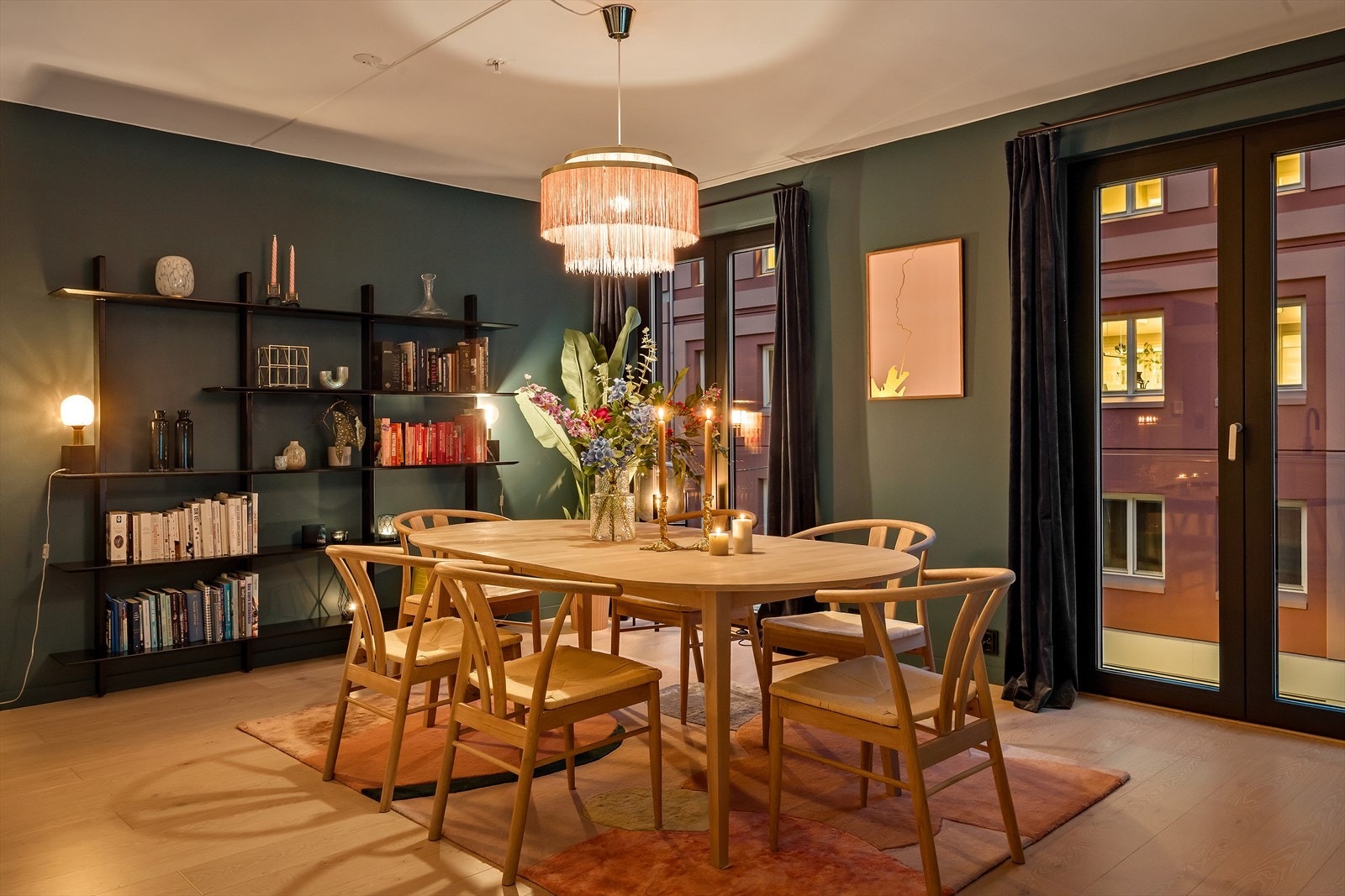 God plass til spisestue i leiligheten hvor man kan invitere nære og kjære Galleribilde