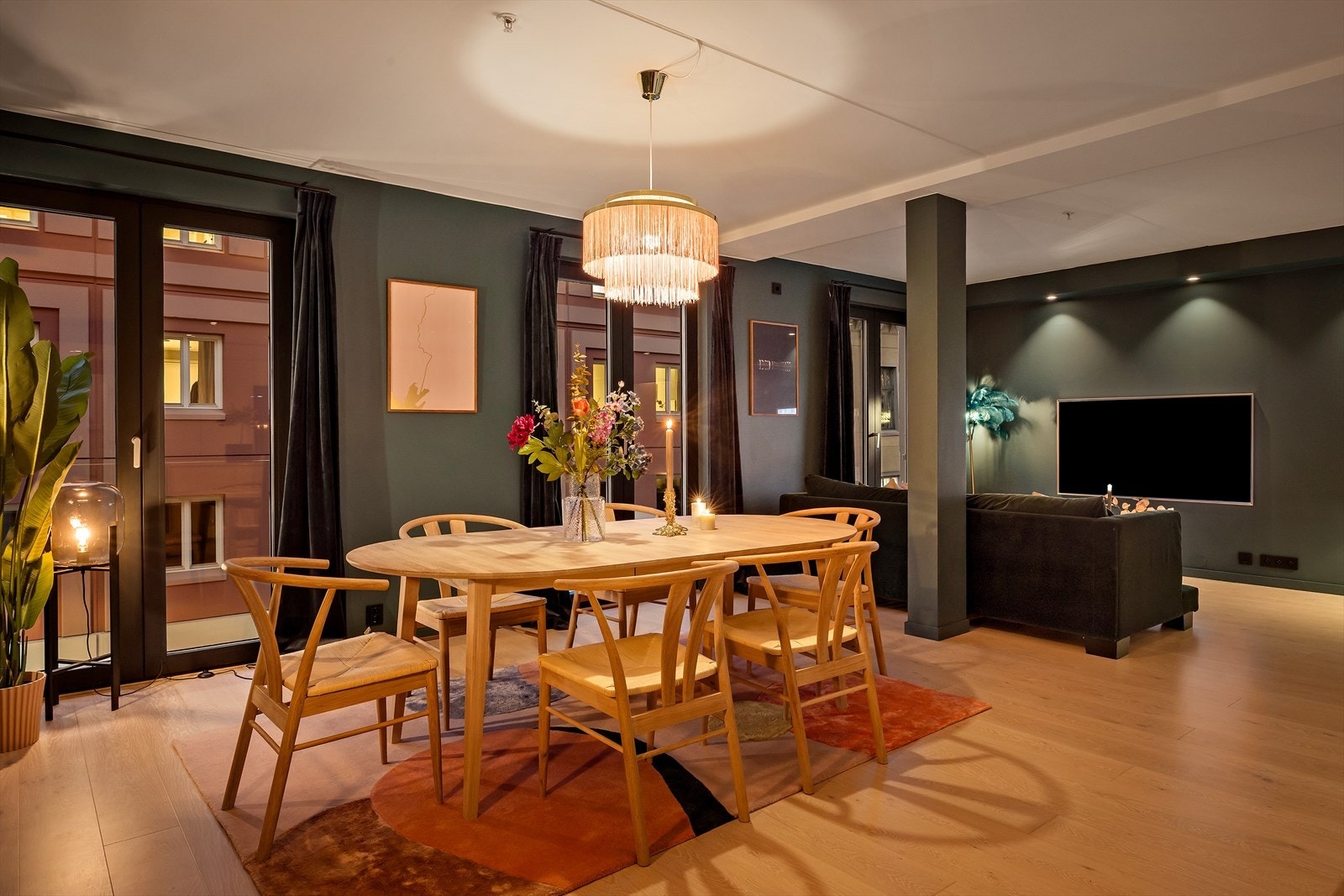 Kveldsstemning stue. Leiligheten har fjernstyrt belysning via mobil (Elko Smart). Galleribilde