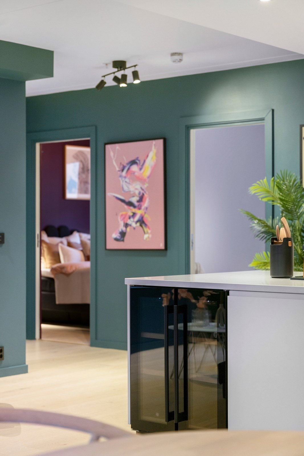 Oppvaskmaskin fra Miele og vinskap fra Temptech er også integrerte i innredningen Galleribilde