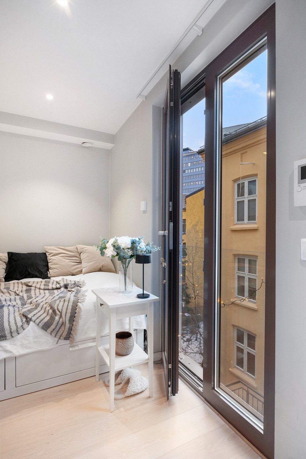 Hybelen består av kjøkken/stue og bad. Utsikt mot øvrig bebyggelse og fellesarealer med lite innsyn. Galleribilde