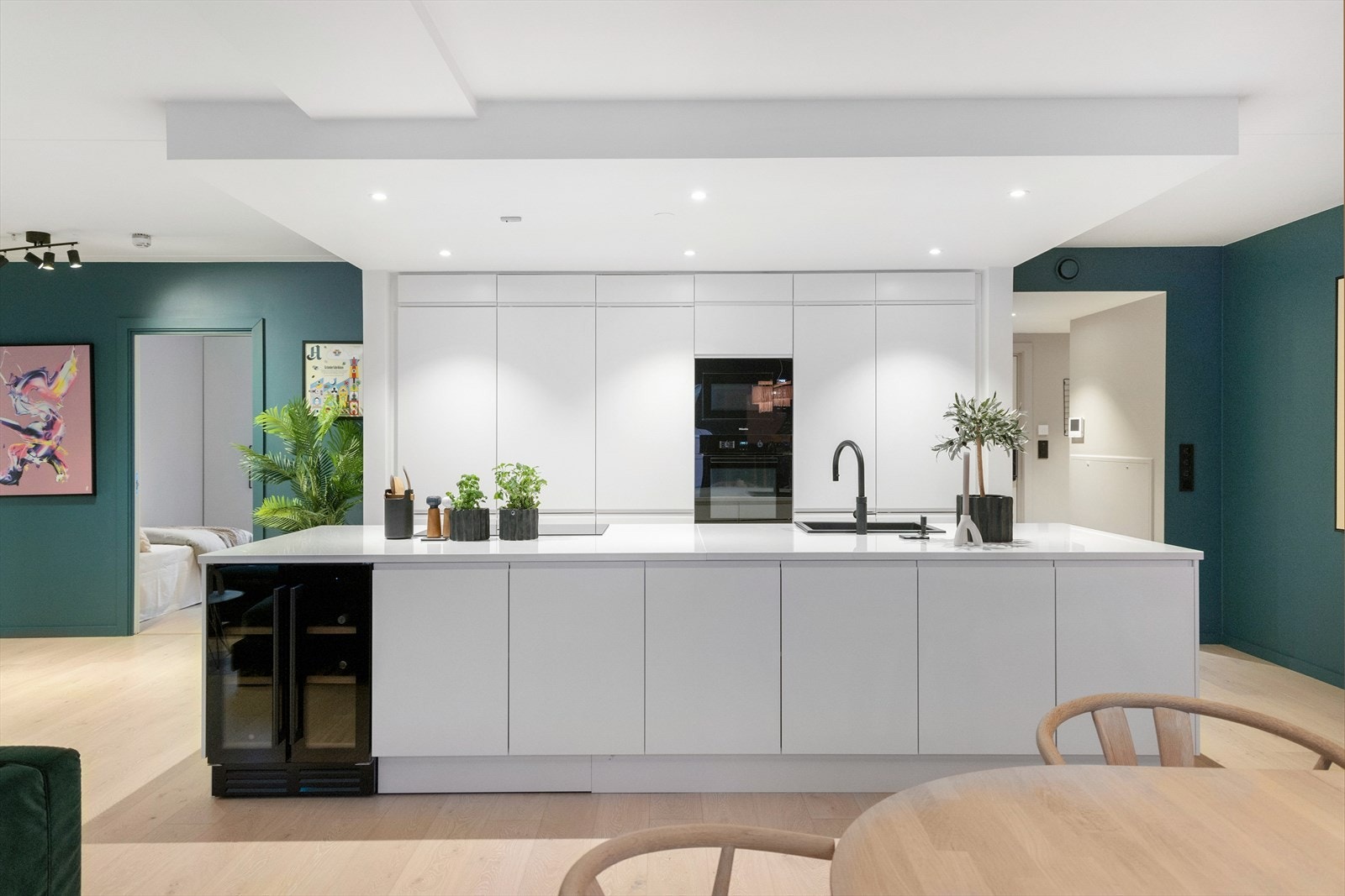 Kjøkkenet har en stor kjøkkenøy med kompositt benkeplate og Bora induksjonstopp Galleribilde