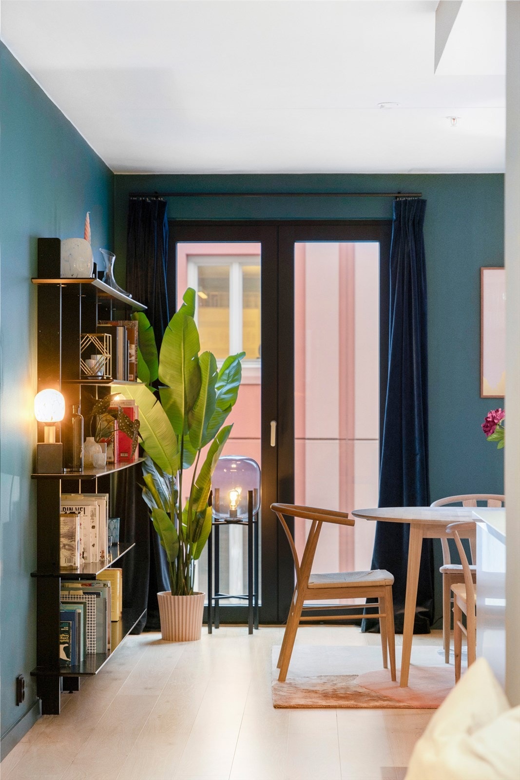 Stuen er vendt mot kontorbygg, med lite innsyn på dagtid og ingen innsyn på ettermiddag og kveld. Galleribilde