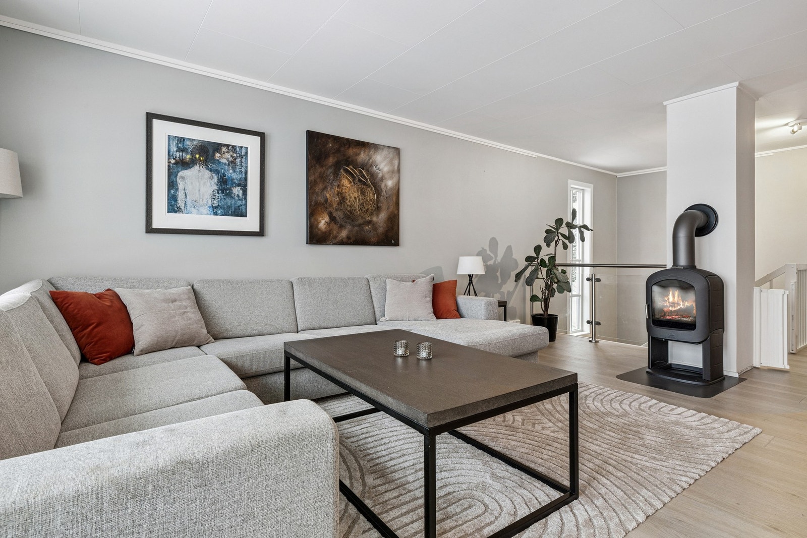 Stuen har god plass til romslig sittegruppe Galleribilde