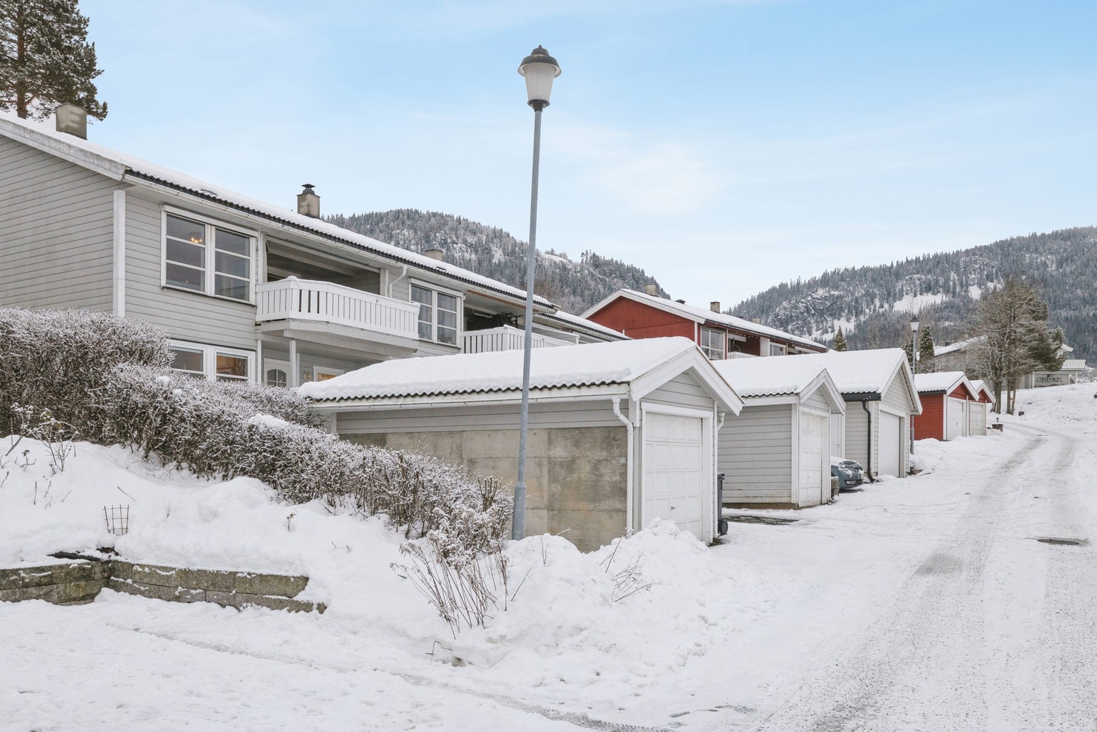 Fasade med garasje og to oppstillingsplasser Galleribilde