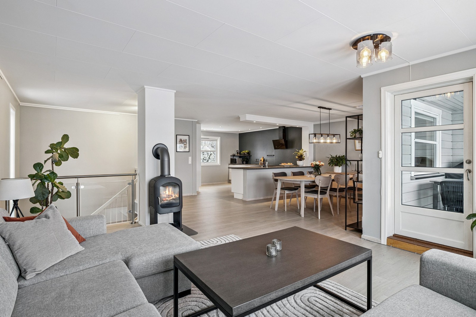 Stue med god interaksjon til kjøkkendelen Galleribilde