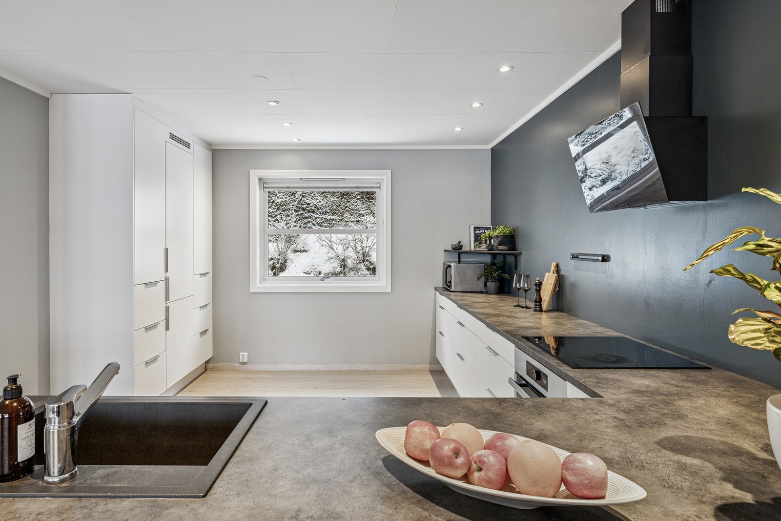 Kjøkken med gode arbeidsromåder Galleribilde