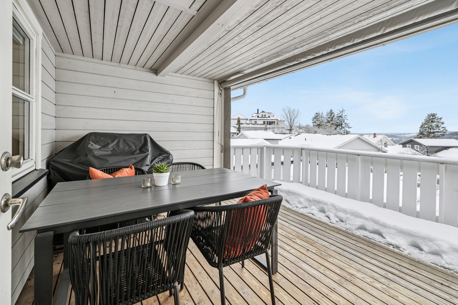 Vestvendt veranda med god utsikt Galleribilde