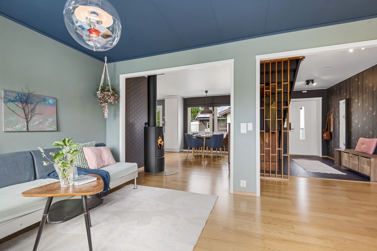 Kjøkkenet ligger i delvis åpning til stuen, som gjør rommet mer sosialt ved besøk. Galleribilde