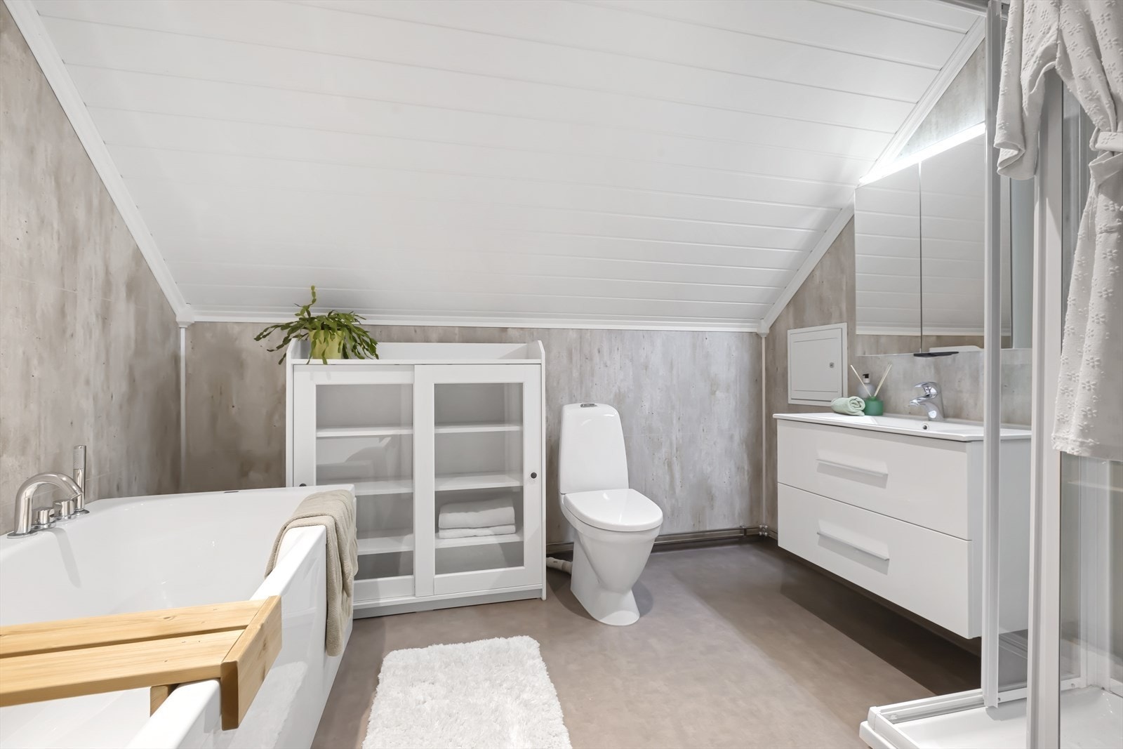 Bad 2.etg har innredning med nedfelt servant, toalett, dusjkabinett
og badekar. Galleribilde