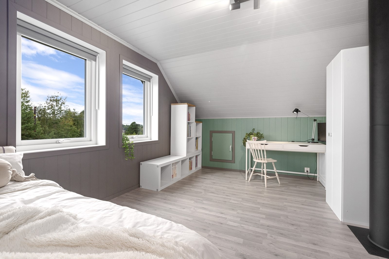 Soverommet har god plass til stor seng, garderobeskap og øvrig møblement. Galleribilde